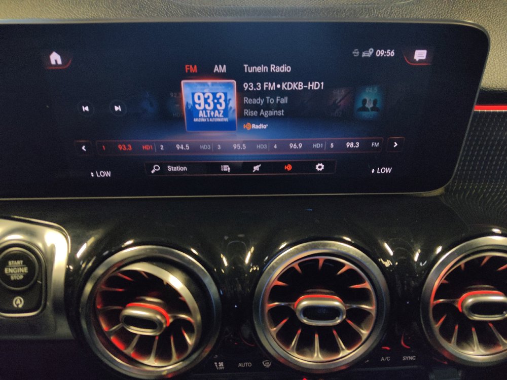Used 2021 Mercedes-Benz GLB 250 4MATIC w/ Premium Package image 25
