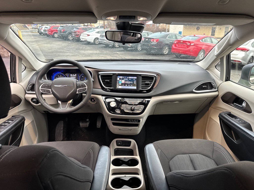 Used 2023 Chrysler Voyager LX image 10