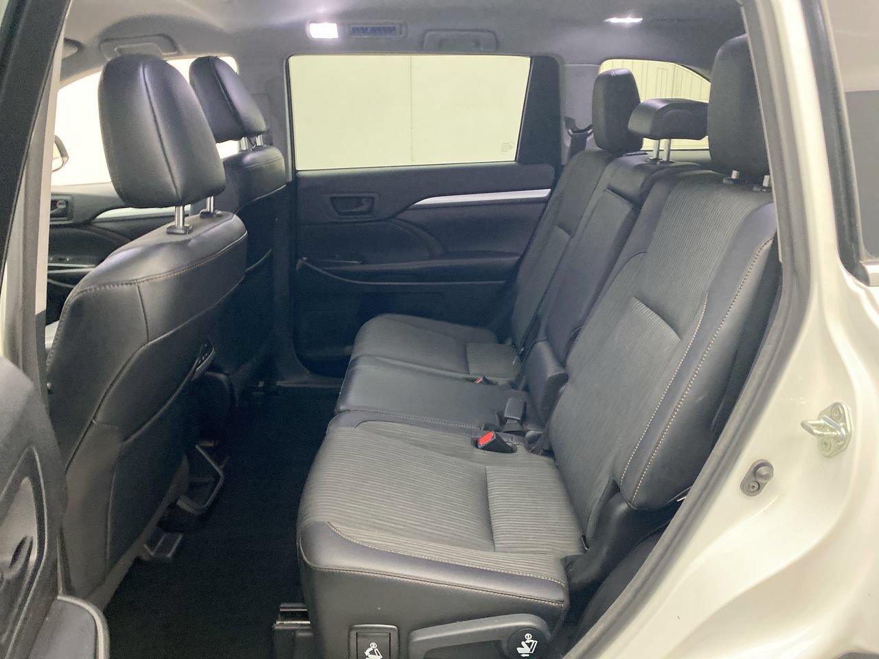 Used 2018 Toyota Highlander Plus AWD/4WD image 23