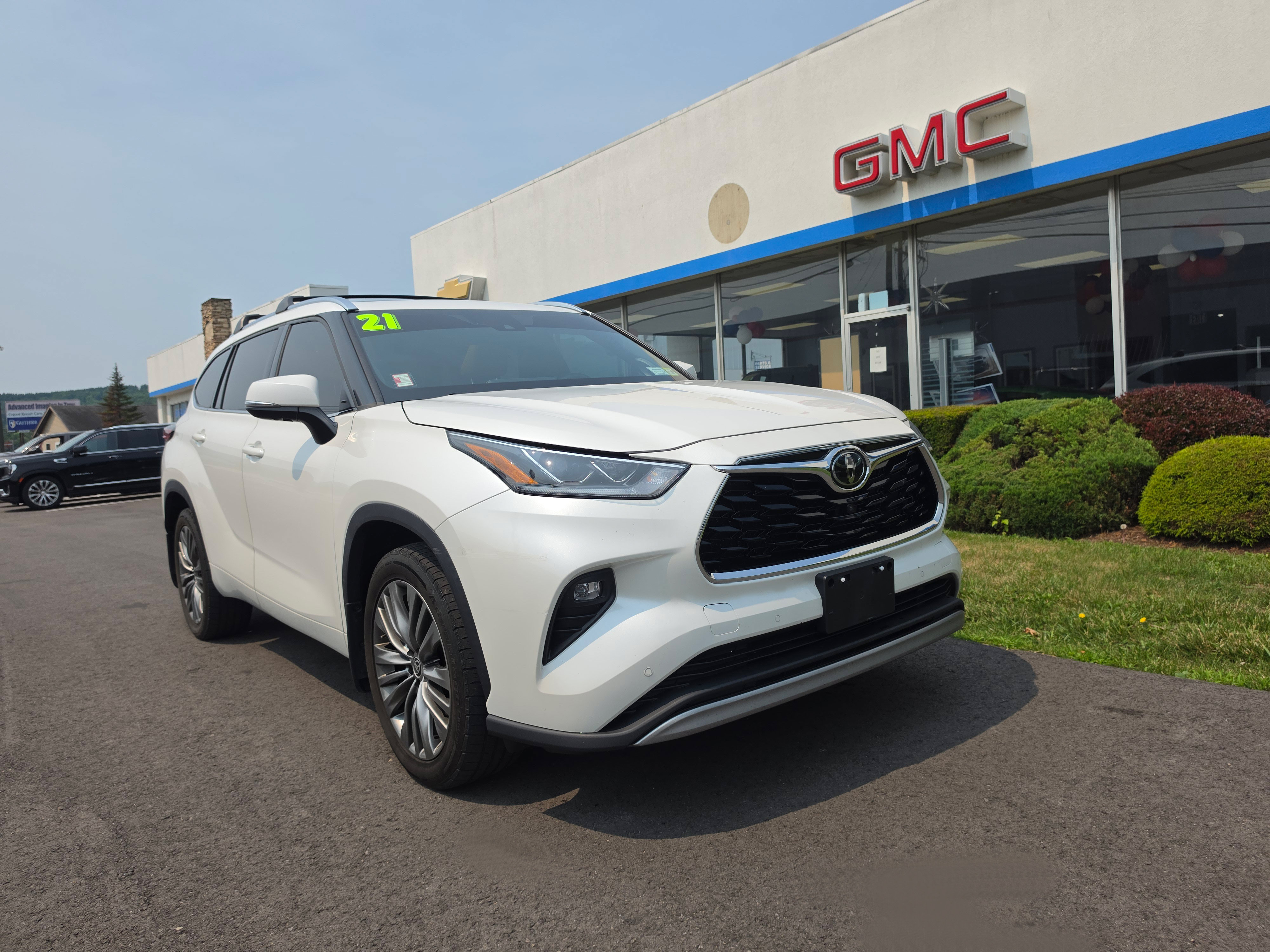 Used 2021 Toyota Highlander Platinum AWD/4WD image 1