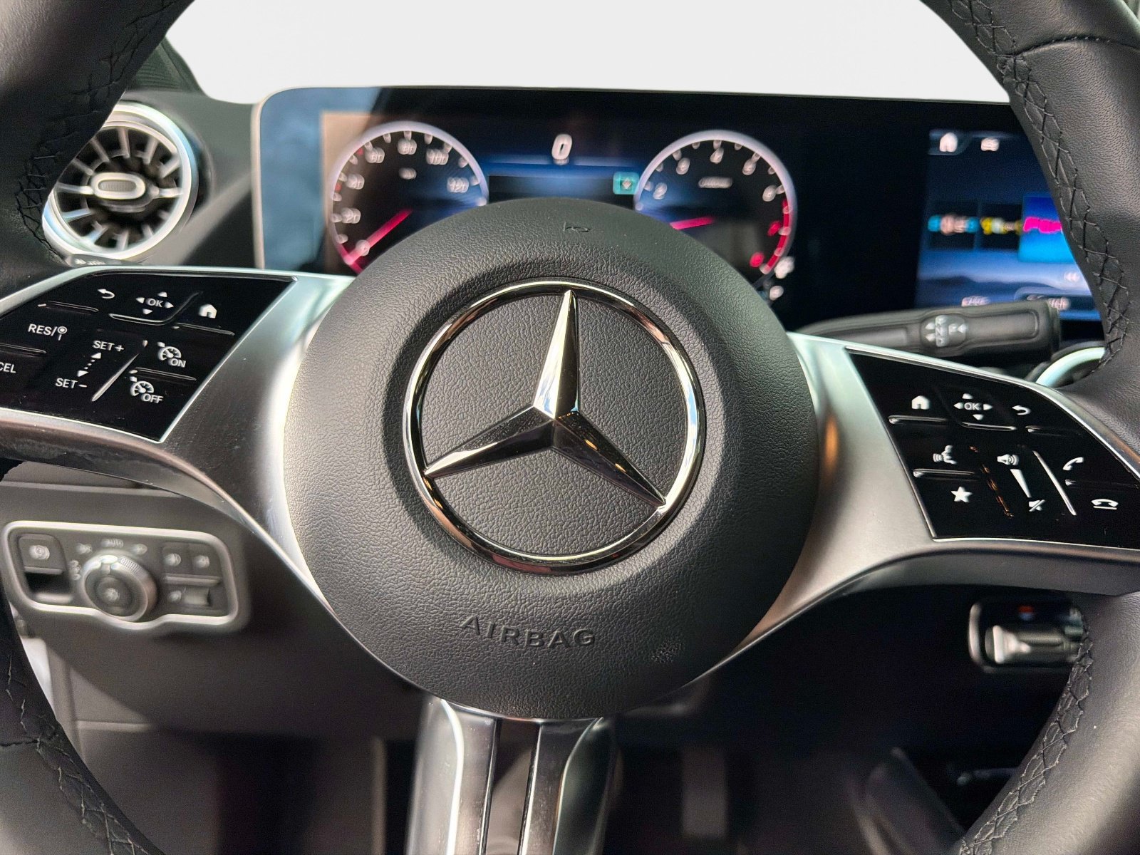 Used 2025 Mercedes-Benz GLA 250 image 25