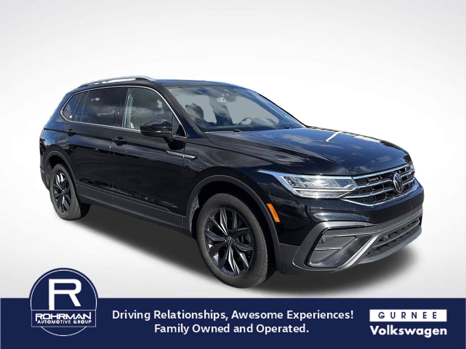 Used 2023 Volkswagen Tiguan SE w/ Panoramic Sunroof Package AWD/4WD image 2