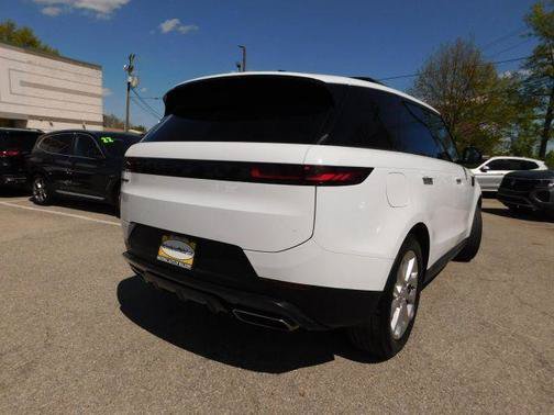 Used 2025 Land Rover Range Rover Sport SE AWD/4WD image 5