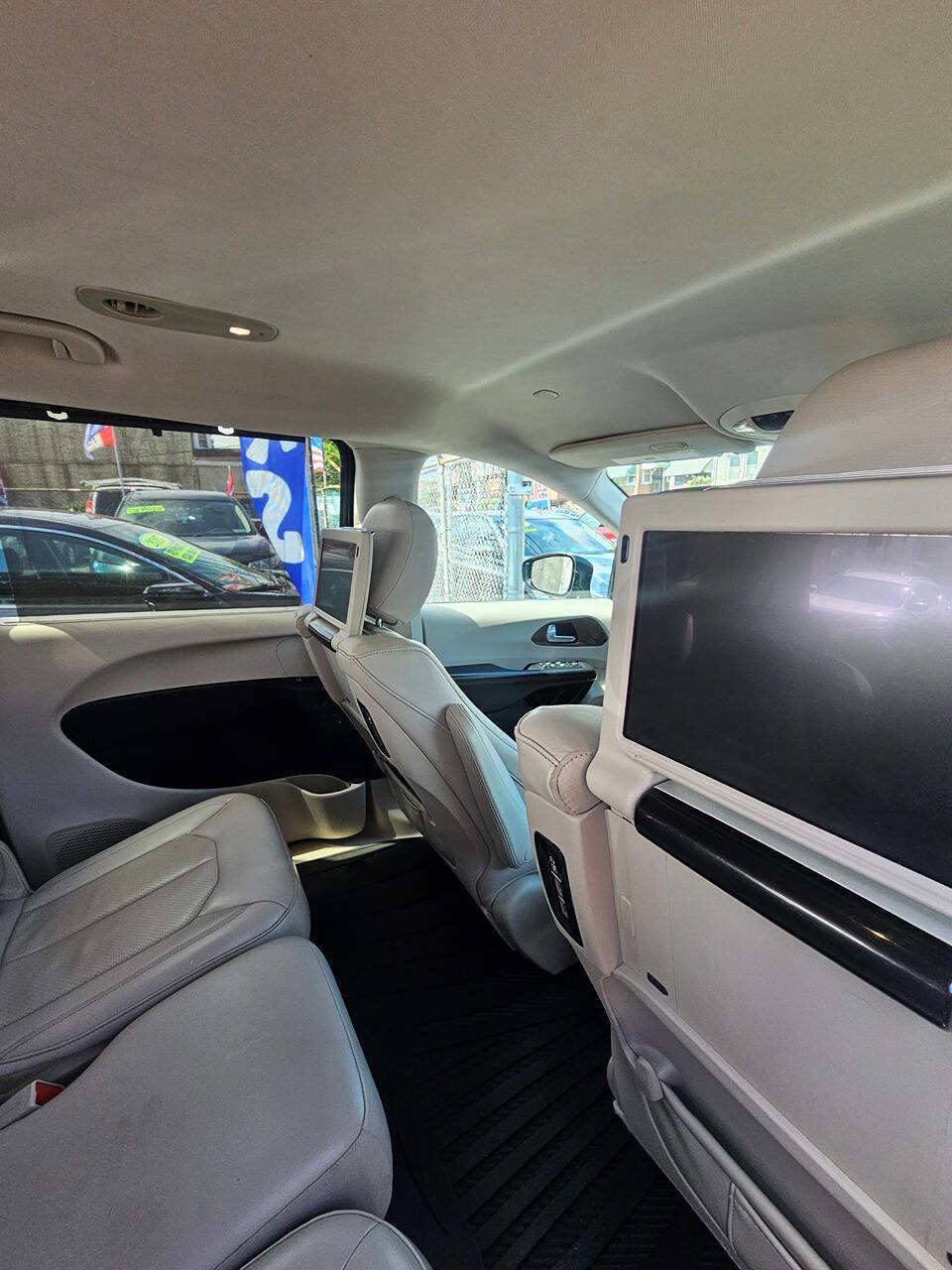 Used 2017 Chrysler Pacifica Touring-L Plus w/ Advanced Safetytec Group FWD image 4