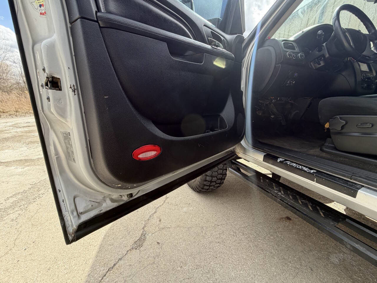 Used 2011 GMC Yukon XL SLE image 28