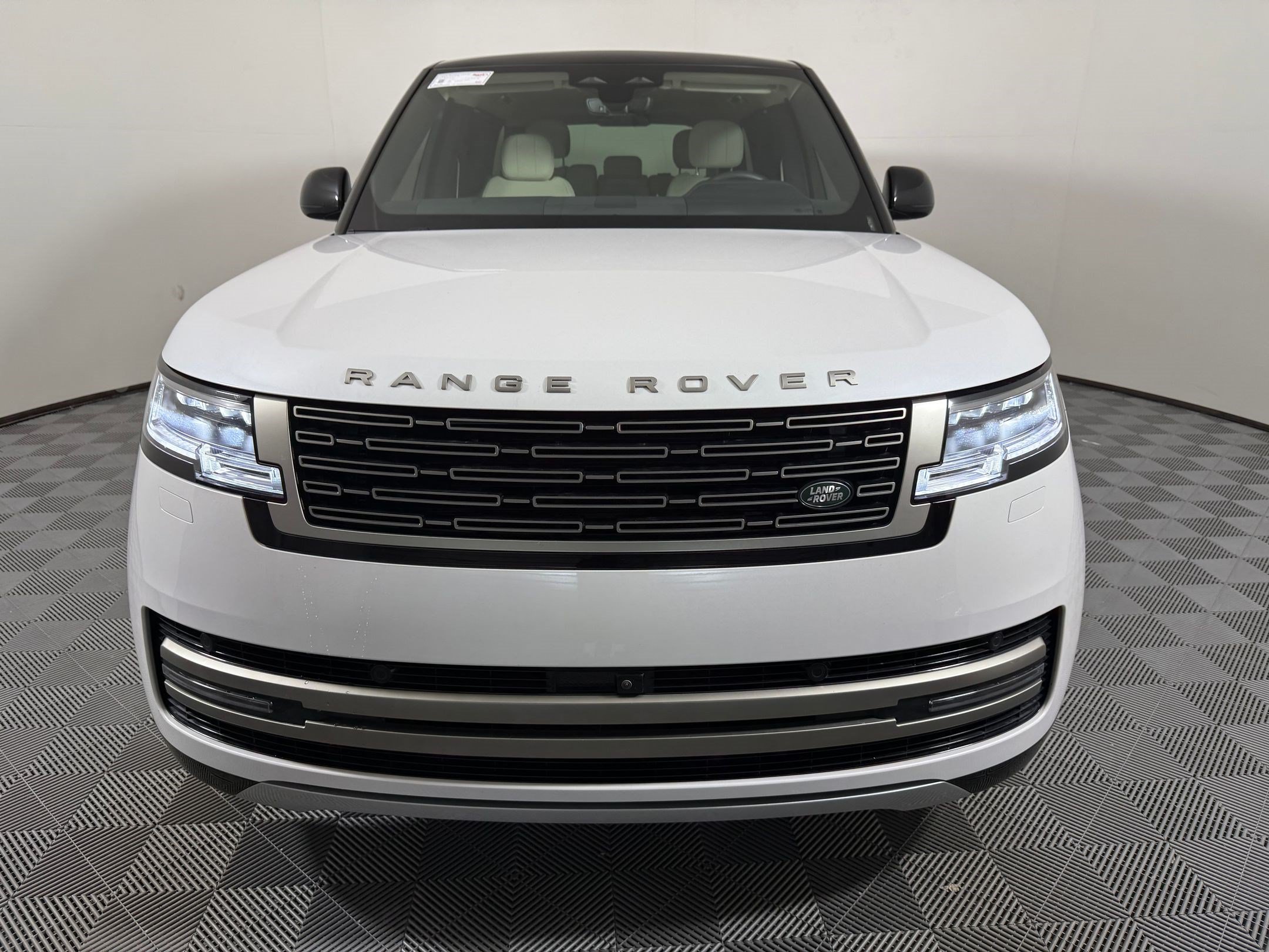 Used 2025 Land Rover Range Rover Long Wheelbase SE AWD/4WD image 7