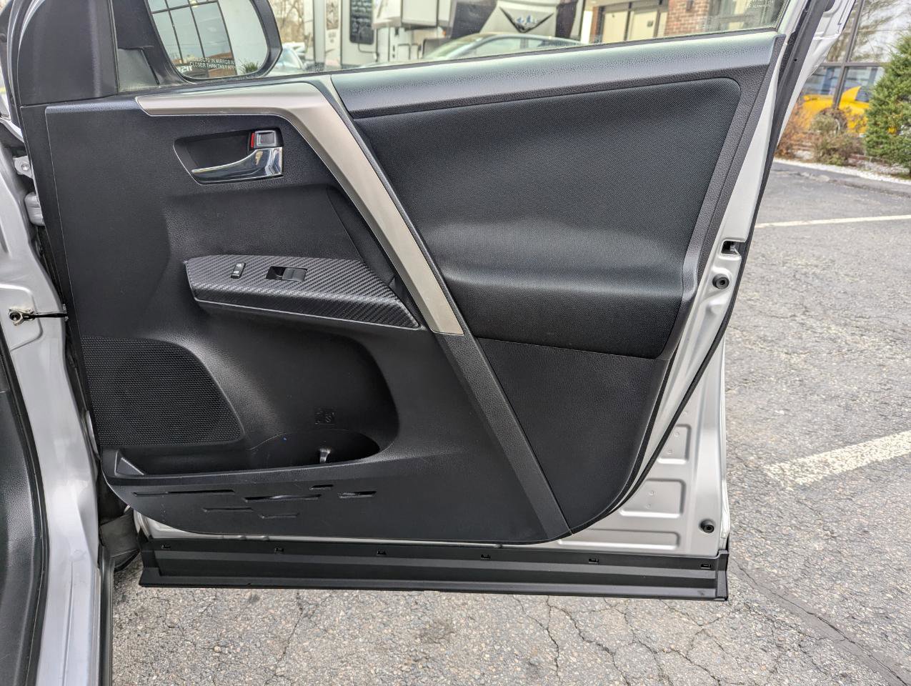 Used 2015 Toyota RAV4 XLE image 30