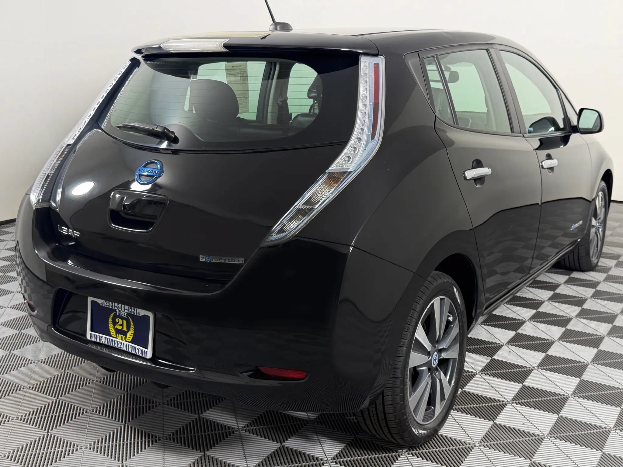 Used 2013 Nissan Leaf SL w/ Premium Pkg FWD image 25