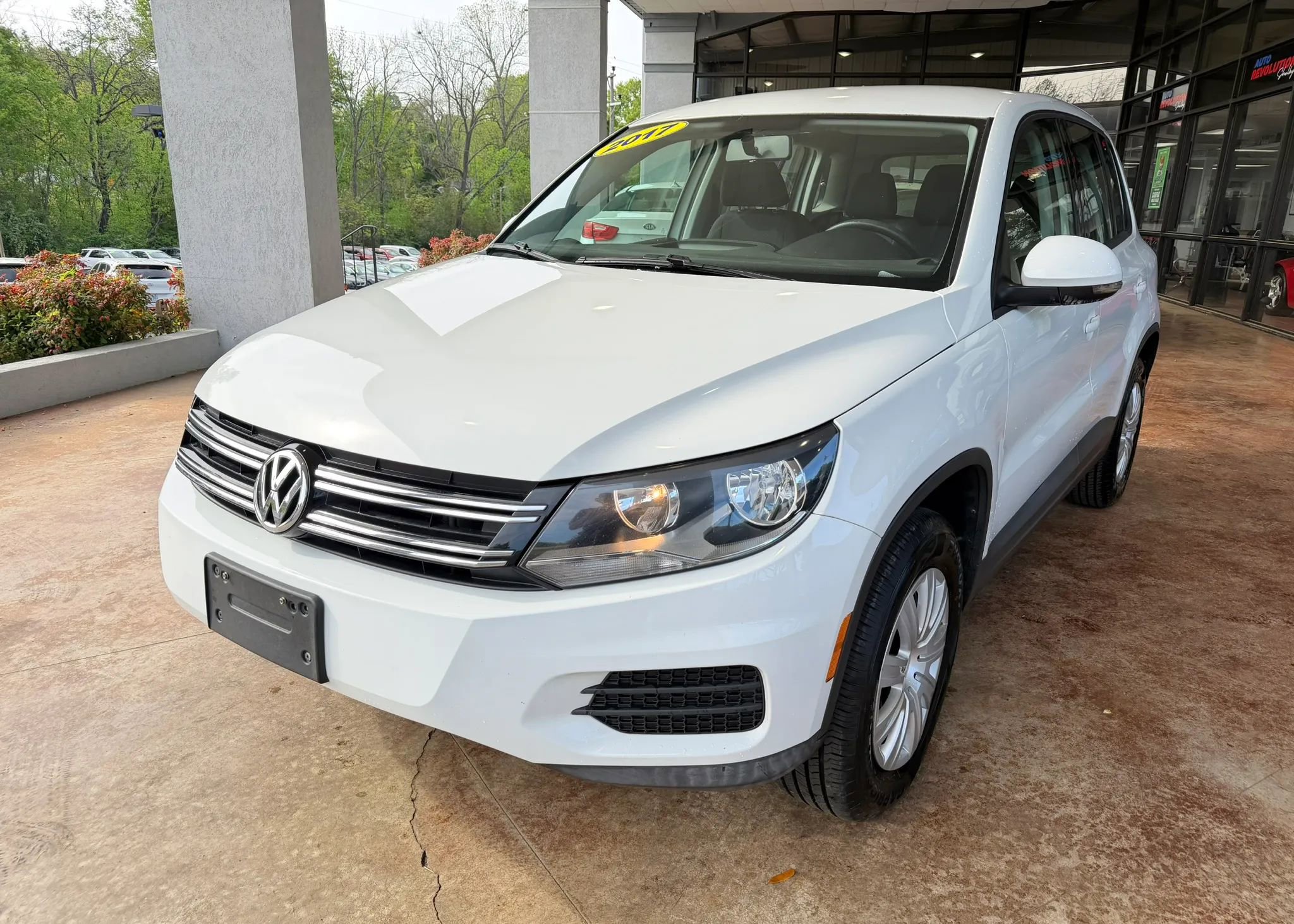 Used 2017 Volkswagen Tiguan Limited image 3