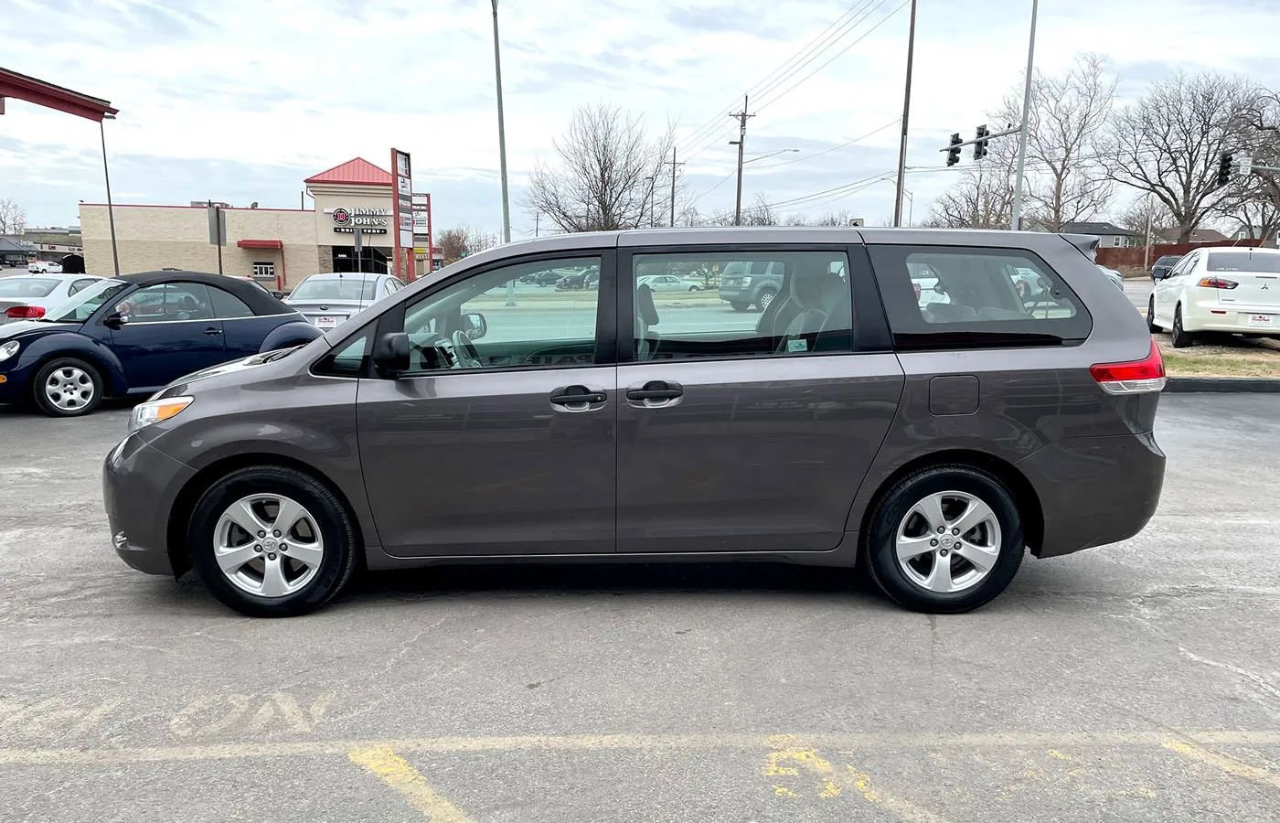 Used 2012 Toyota Sienna w/ Towing Pkg FWD image 3