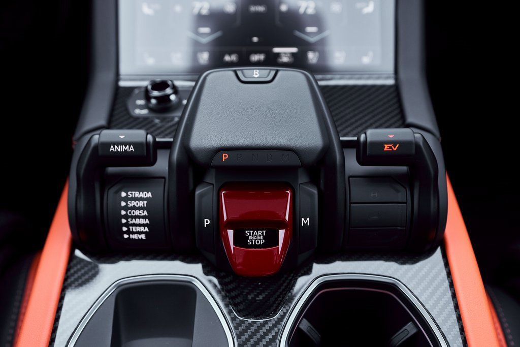 Used 2025 Lamborghini Urus SE image 68