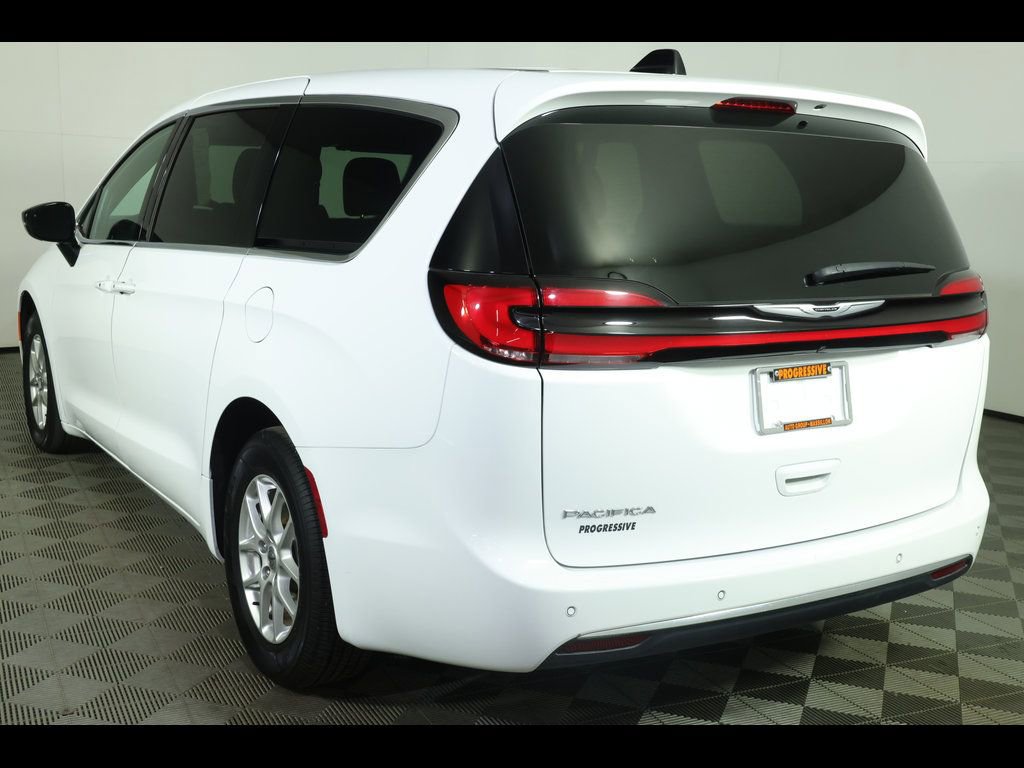 Used 2025 Chrysler Pacifica Select FWD image 15