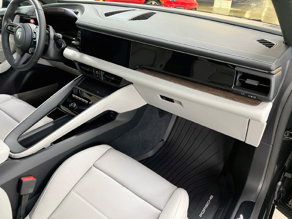 New 2026 Porsche Macan Turbo Electric AWD/4WD image 31