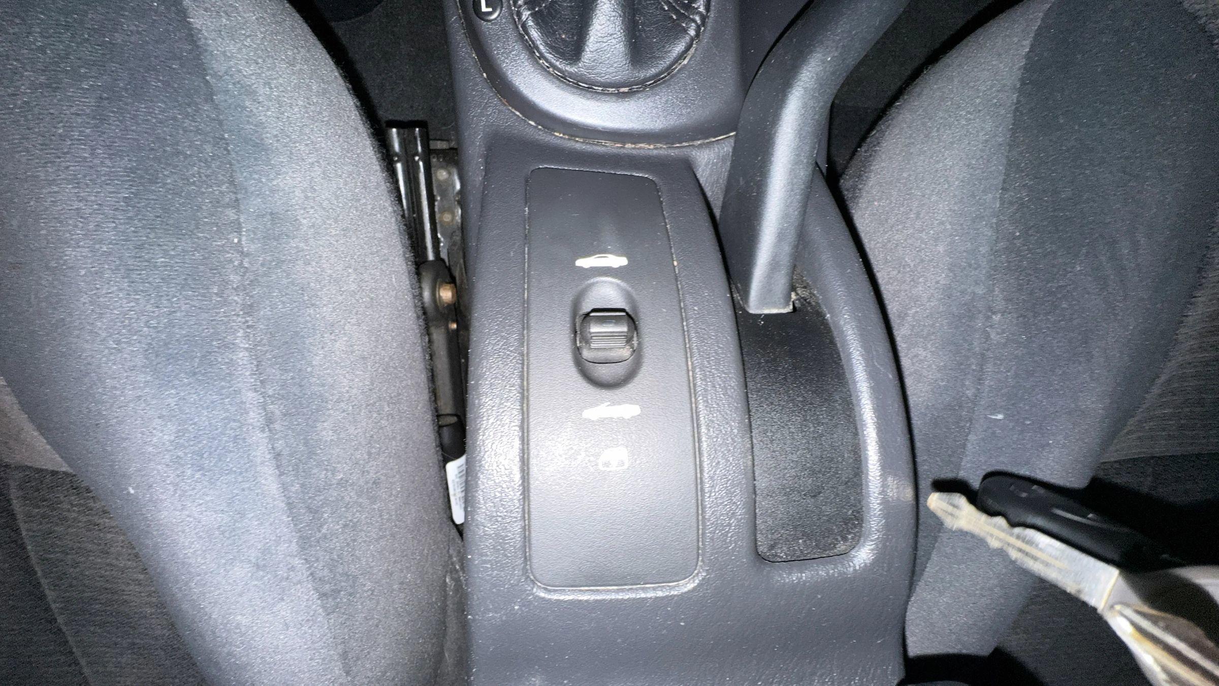 Used 2005 Chrysler Sebring GTC w/ Security Group image 11