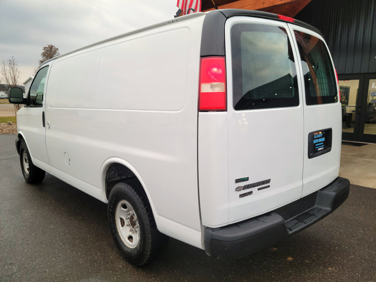 Used 2011 Chevrolet Express 2500 image 6