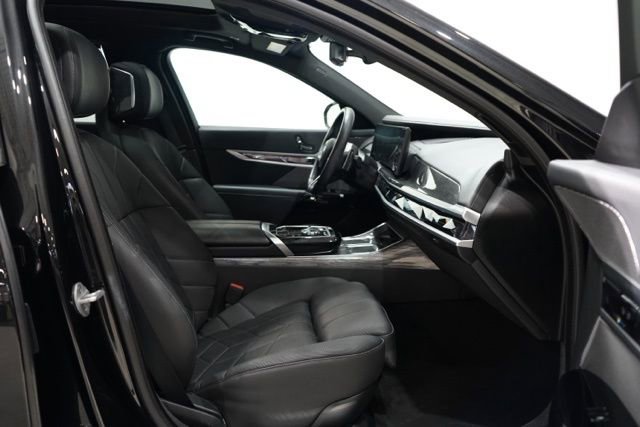 Used 2025 BMW 740i xDrive image 39