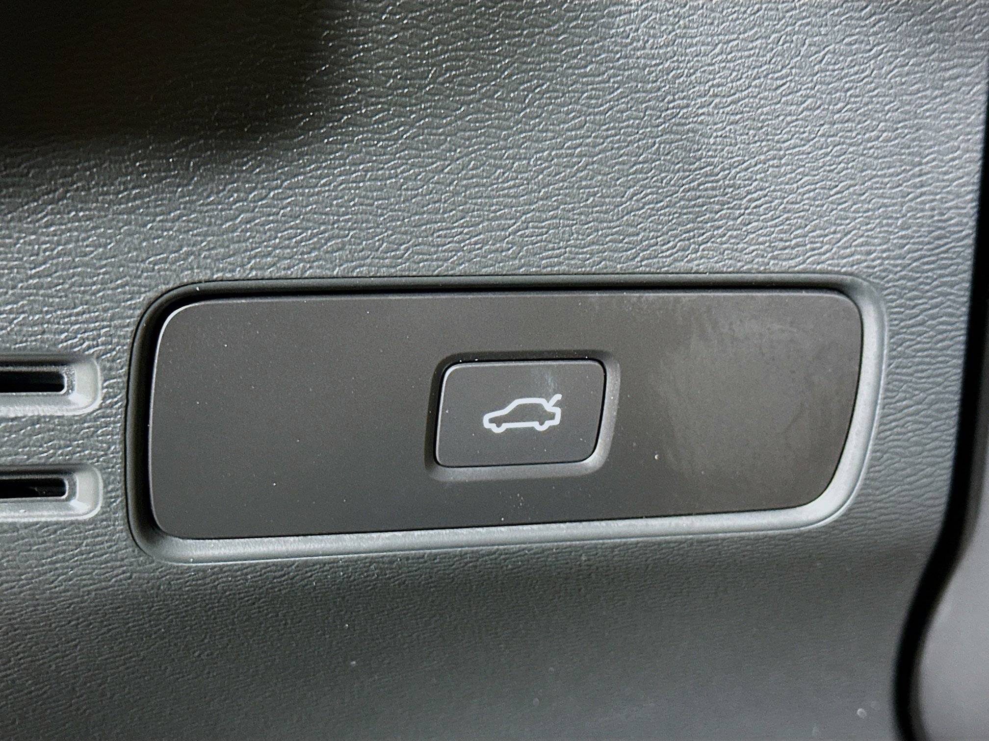 Used 2025 Volvo XC40 B5 Plus image 17