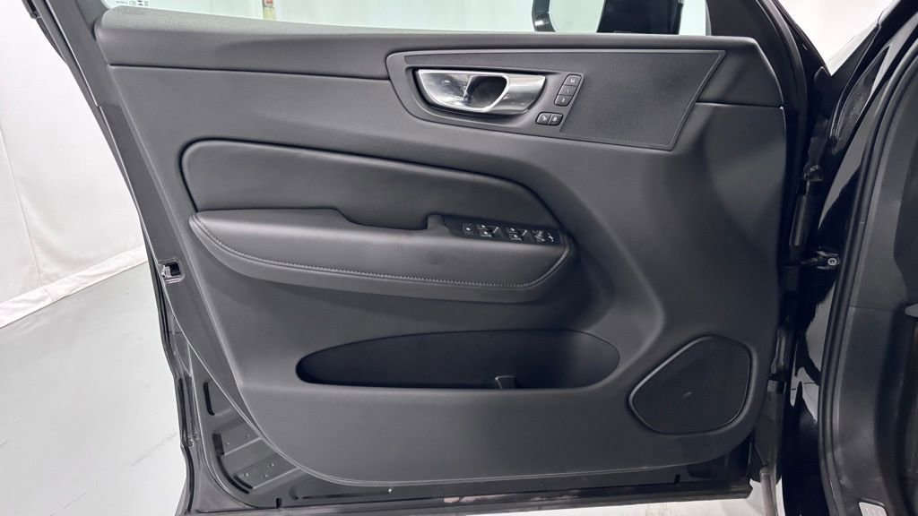 Certified 2025 Volvo XC60 B5 Core AWD/4WD image 16