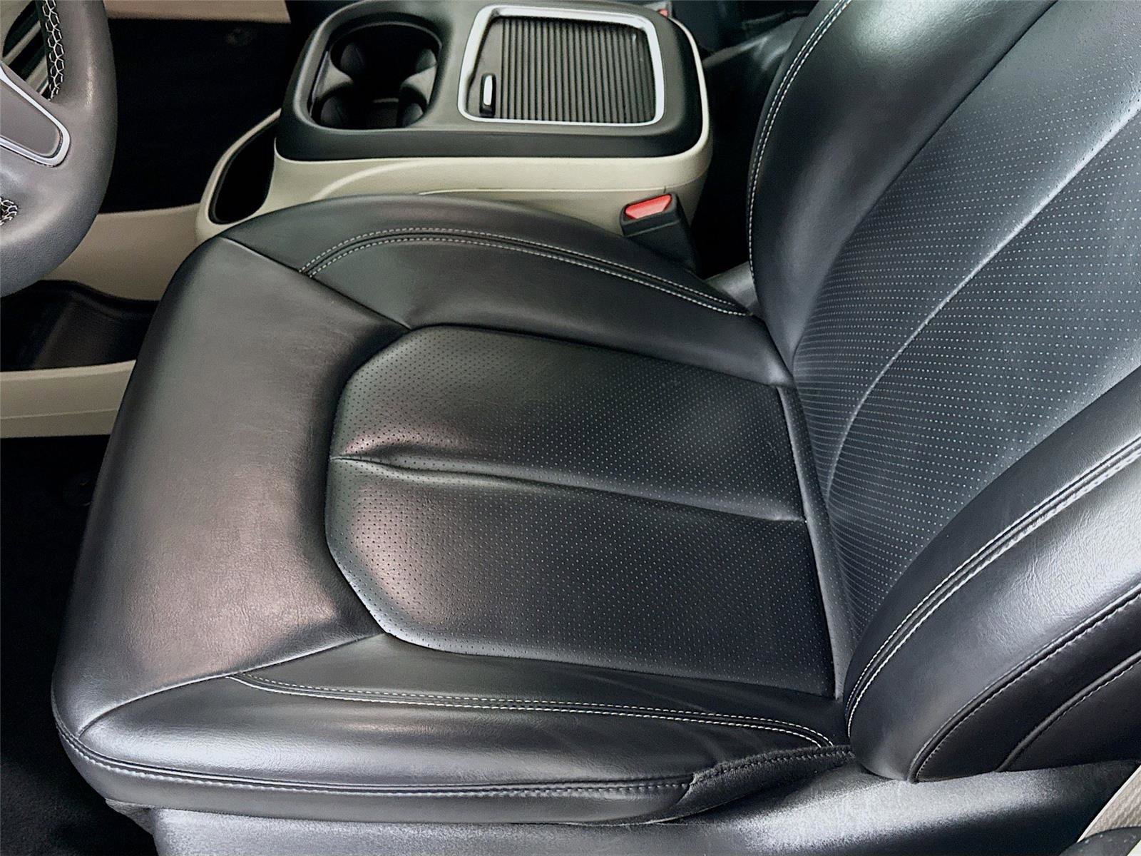 Used 2023 Chrysler Pacifica Touring-L image 12