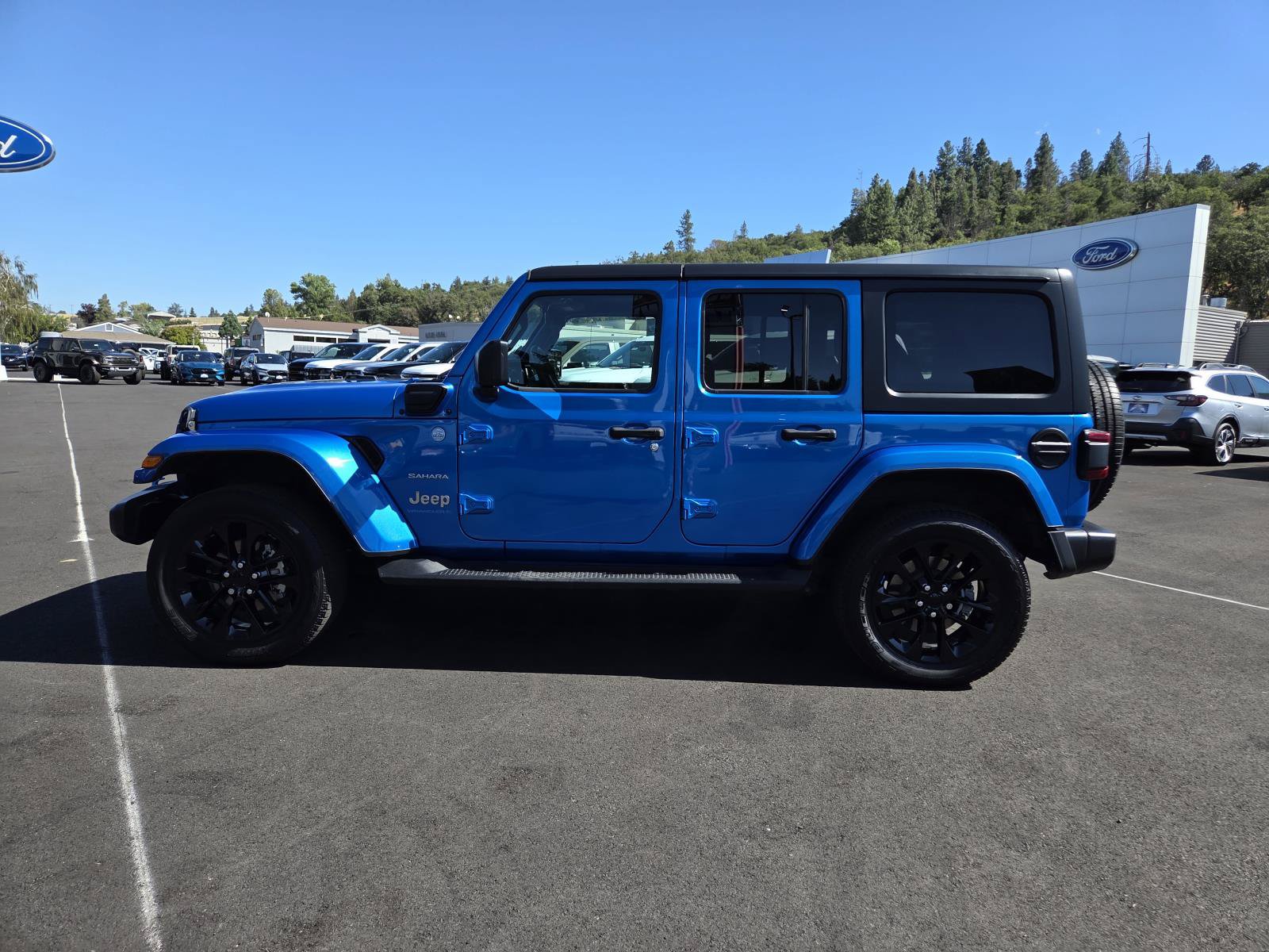 Used 2023 Jeep Wrangler Unlimited Sahara AWD/4WD image 8
