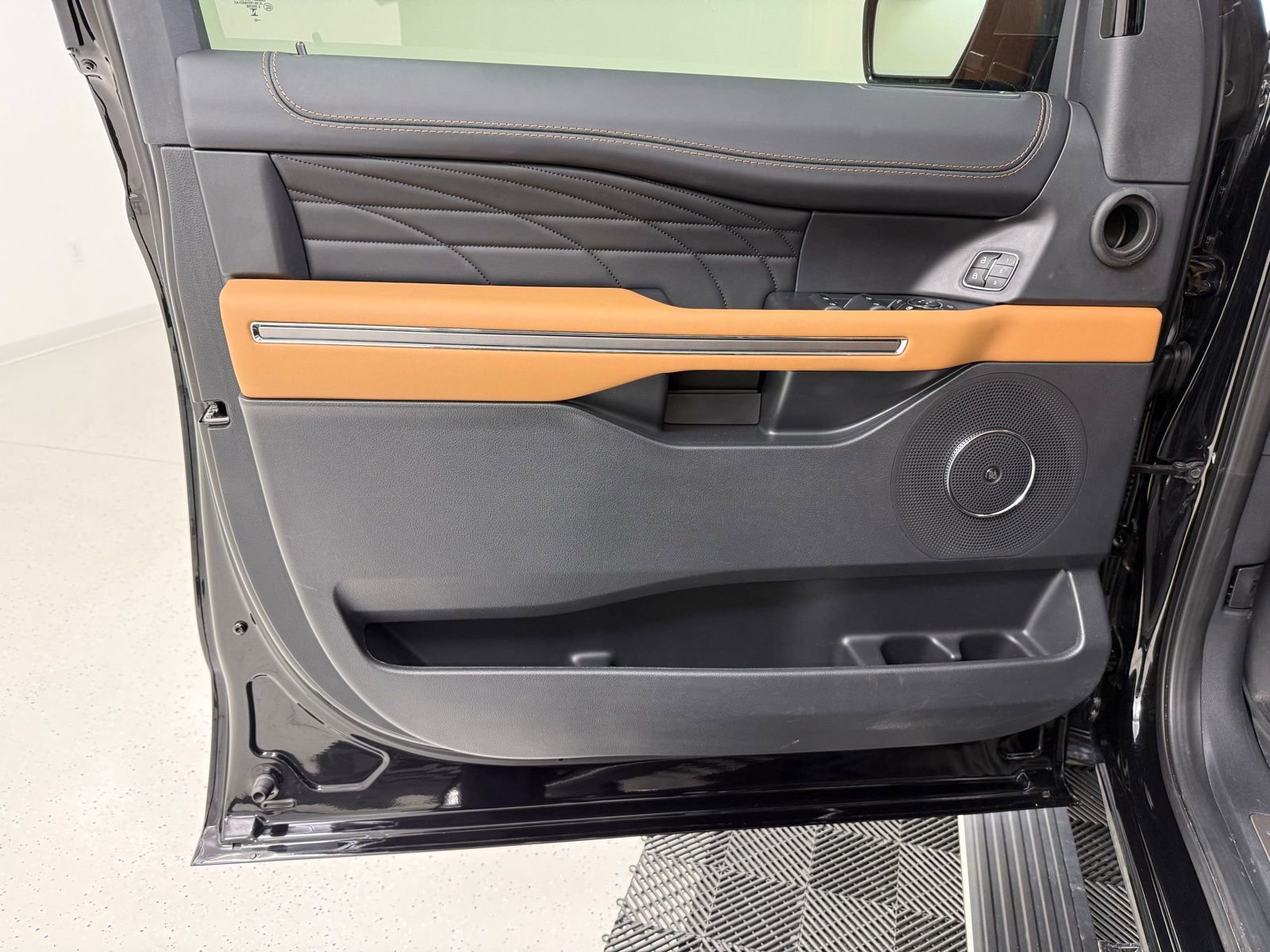 Used 2023 Ford Expedition Max Platinum image 11