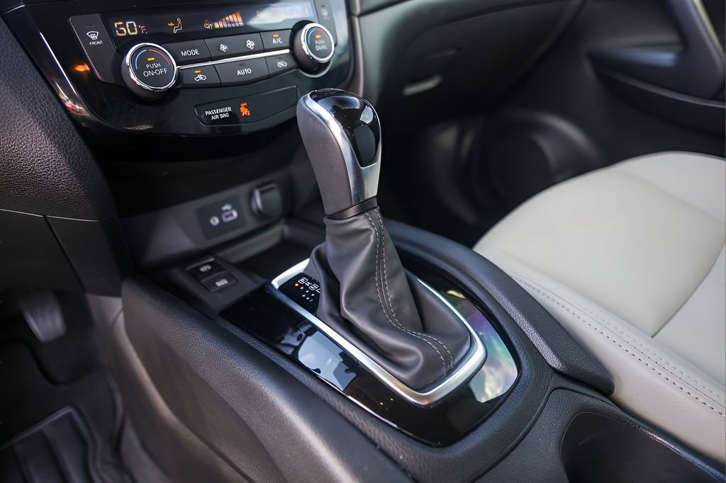 Used 2019 Nissan Rogue SV w/ Premium Package FWD image 19