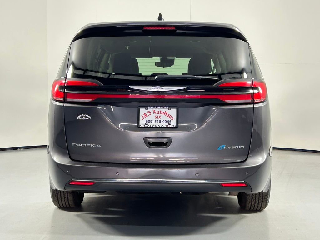 Used 2023 Chrysler Pacifica Touring-L image 6