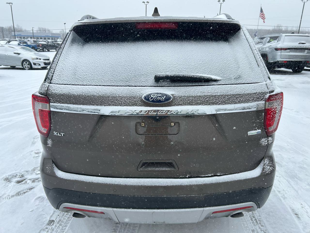 Used 2016 Ford Explorer XLT w/ Equipment Group 202A image 6