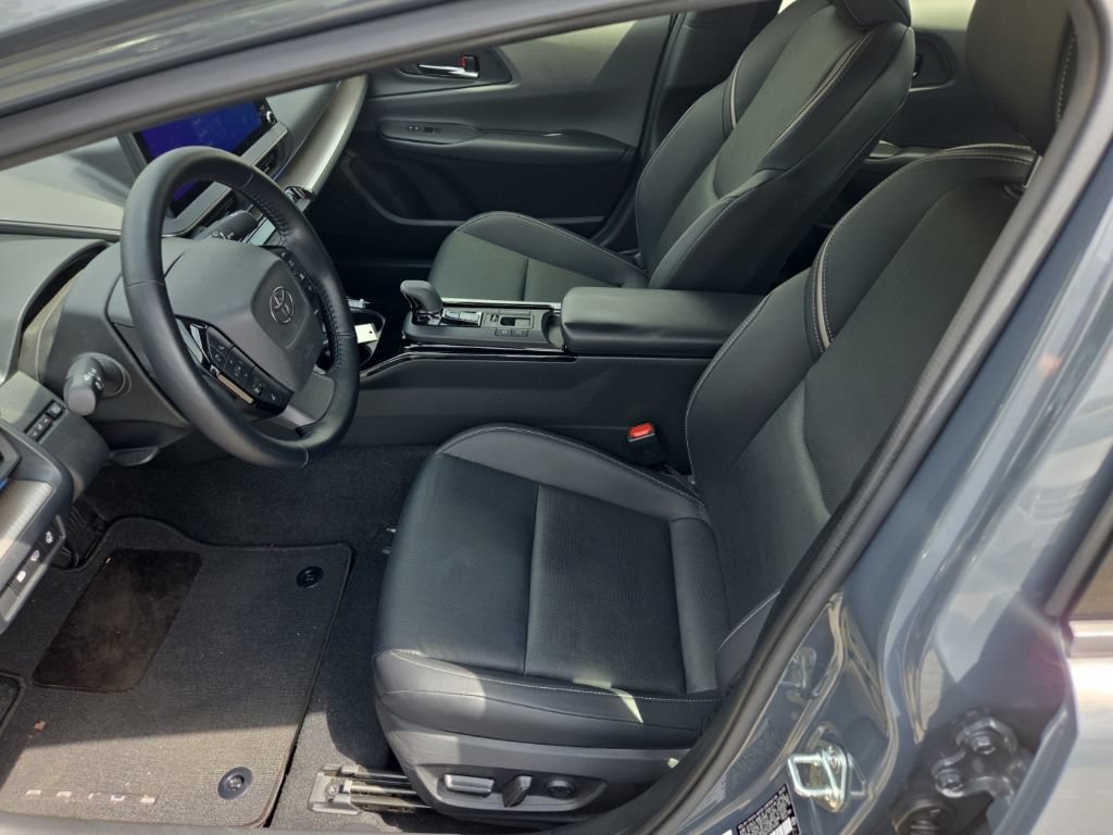 Used 2024 Toyota Prius XLE FWD image 10