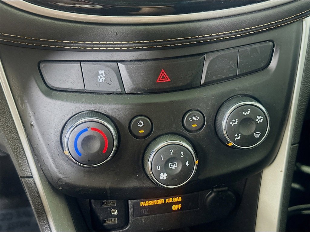 Used 2022 Chevrolet Trax LT w/ Midnight Edition image 26