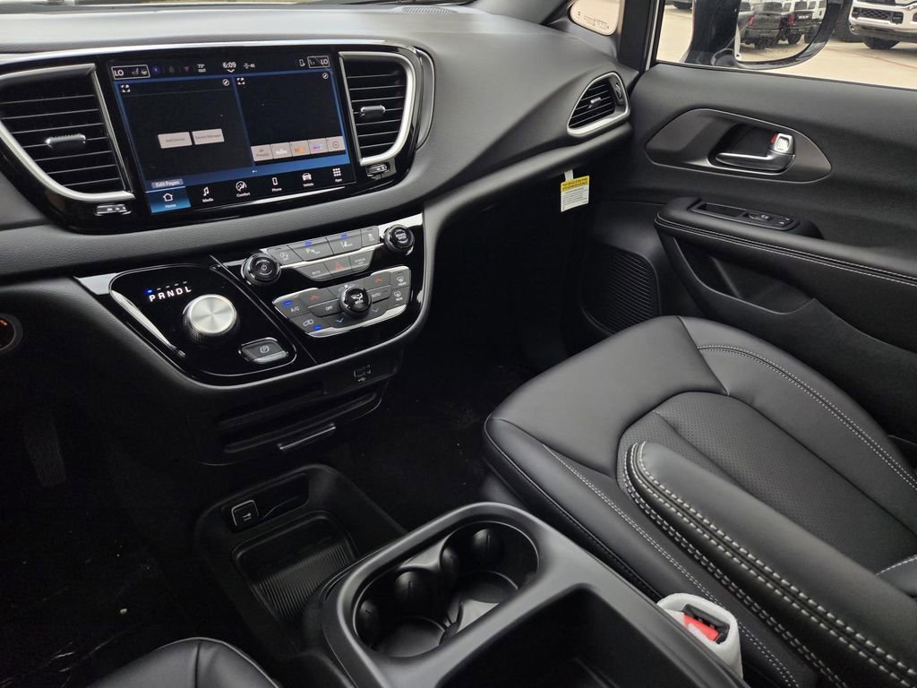 New 2026 Chrysler Voyager LX FWD image 17