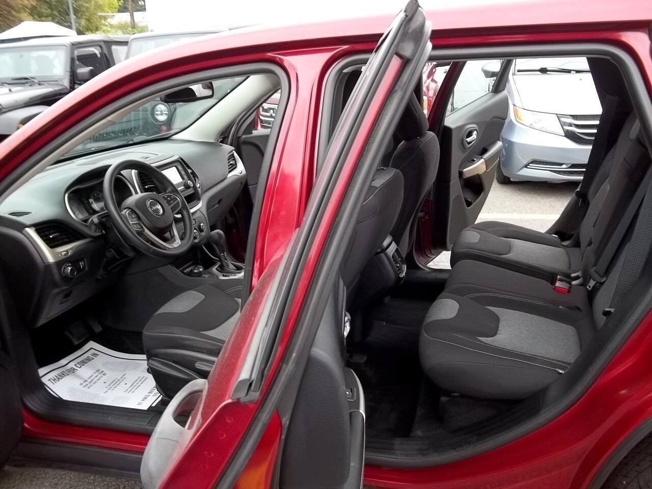 Used 2017 Jeep Cherokee Sport AWD/4WD image 7