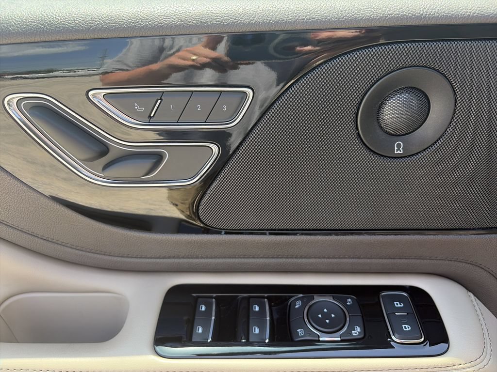 Used 2023 Lincoln Aviator Reserve w/ Equipment Group 201A RWD image 17