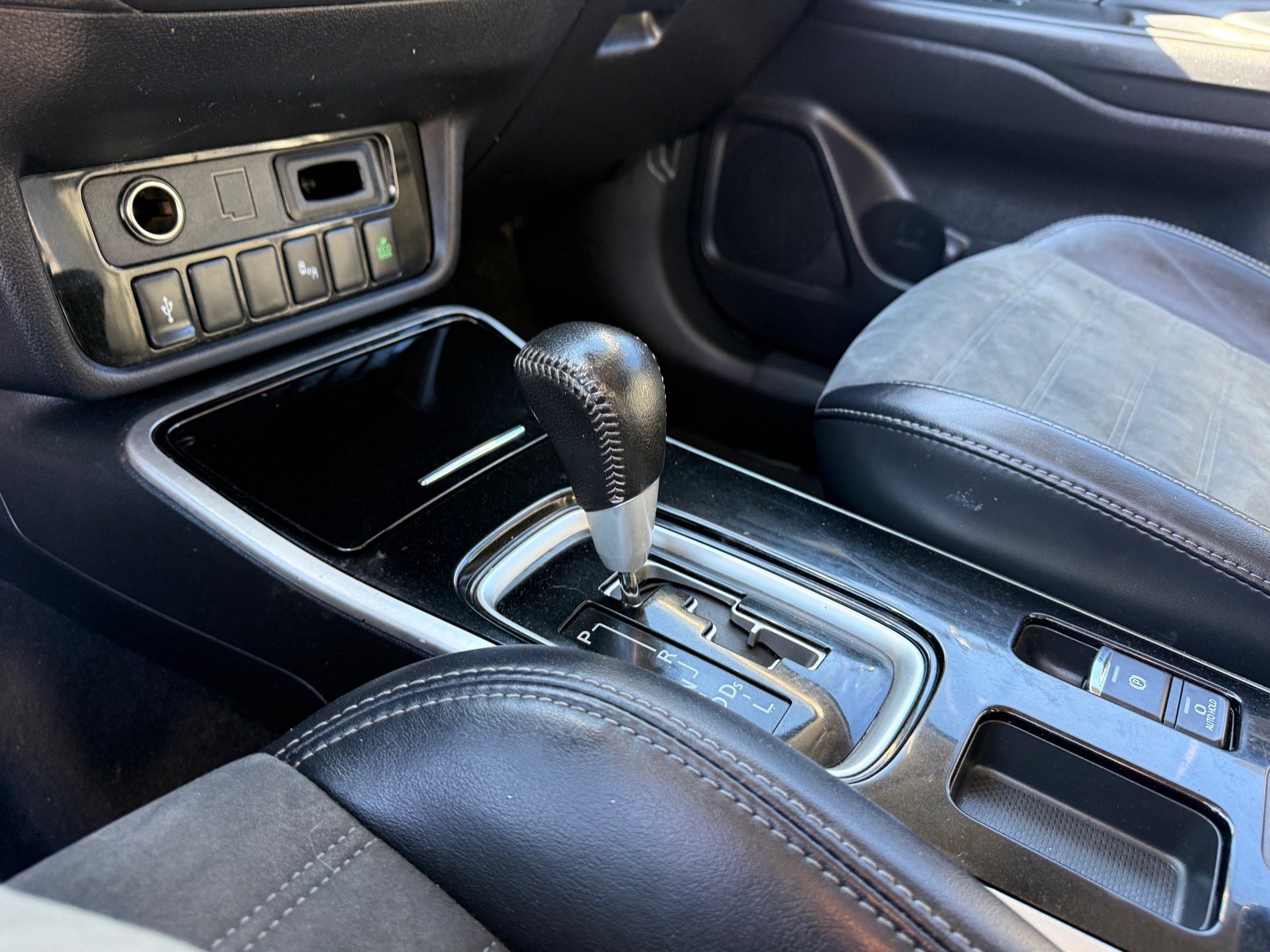 Used 2020 Mitsubishi Outlander SE image 26