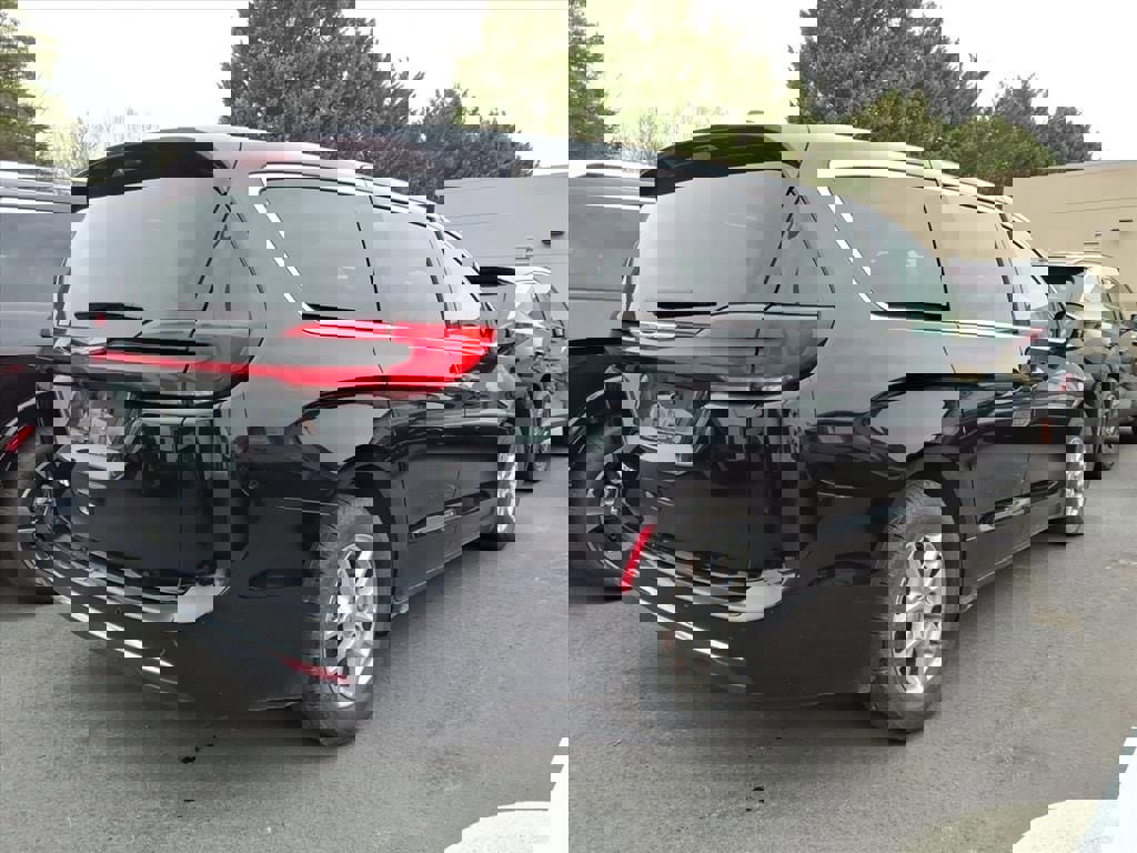 Used 2024 Chrysler Pacifica Touring-L image 25