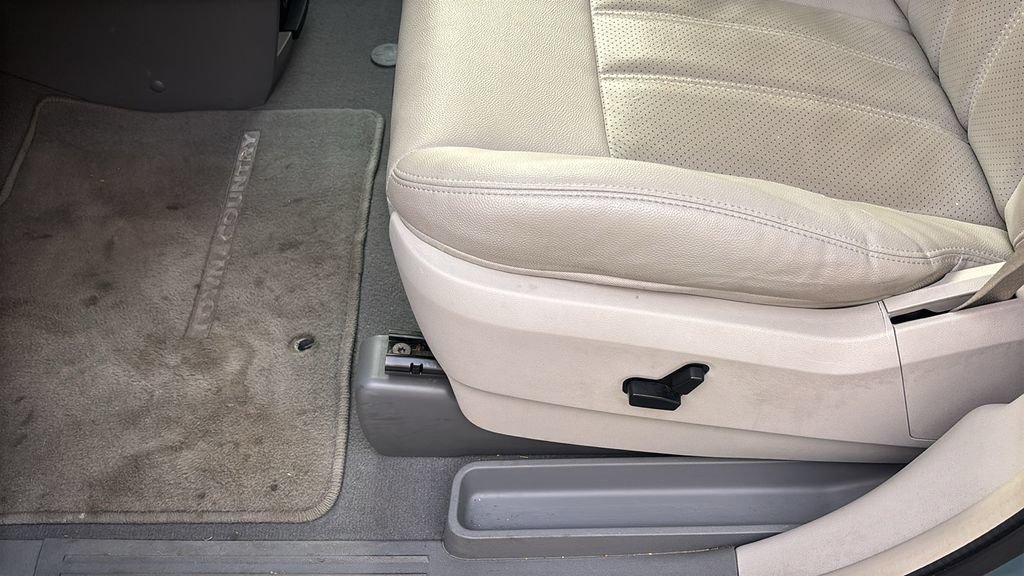 Used 2009 Chrysler Town & Country Touring FWD image 30