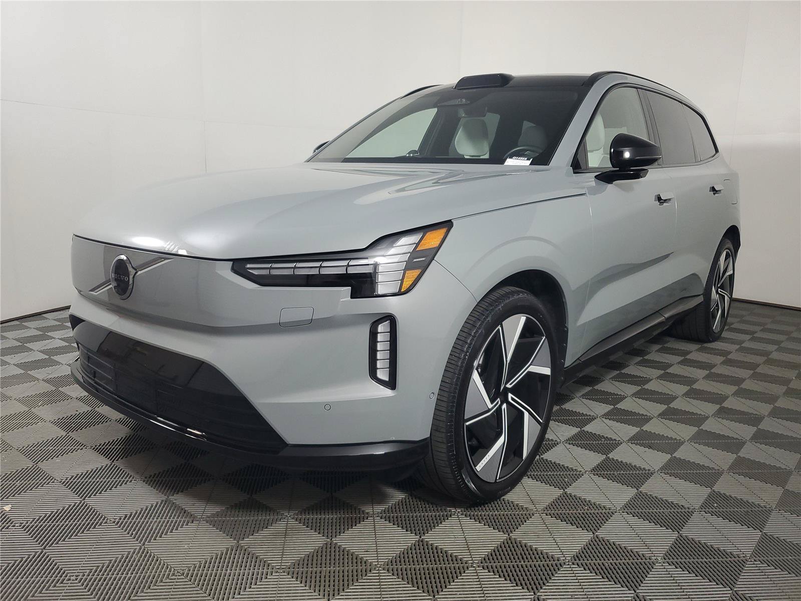 Certified 2025 Volvo EX90 Ultra AWD/4WD image 3