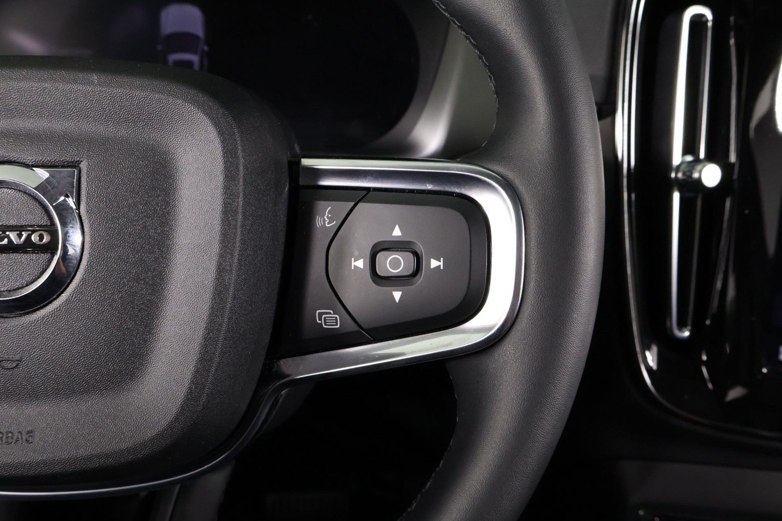 Certified 2023 Volvo XC40 B5 Ultimate w/ Protection Package Premier AWD/4WD image 11
