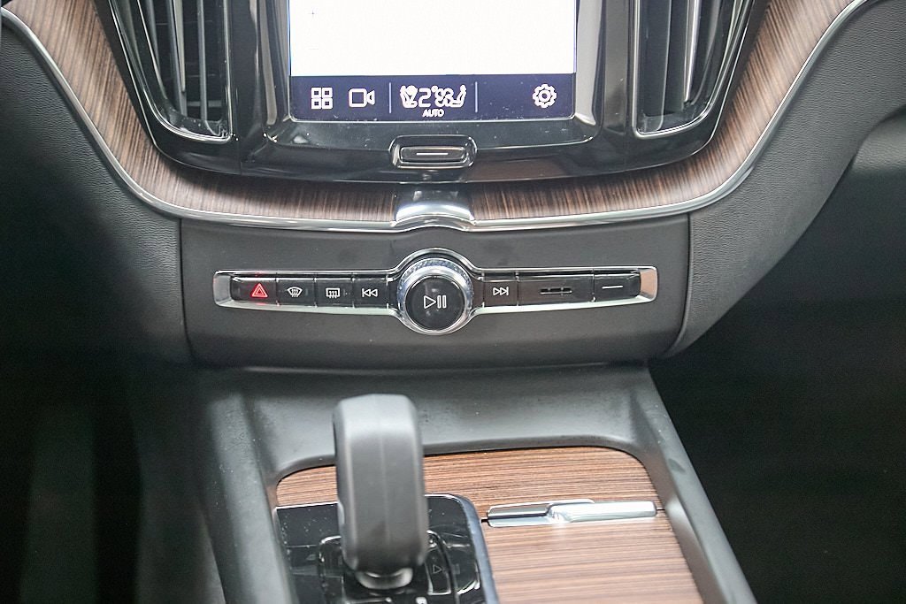 Certified 2023 Volvo XC60 T8 Plus image 30