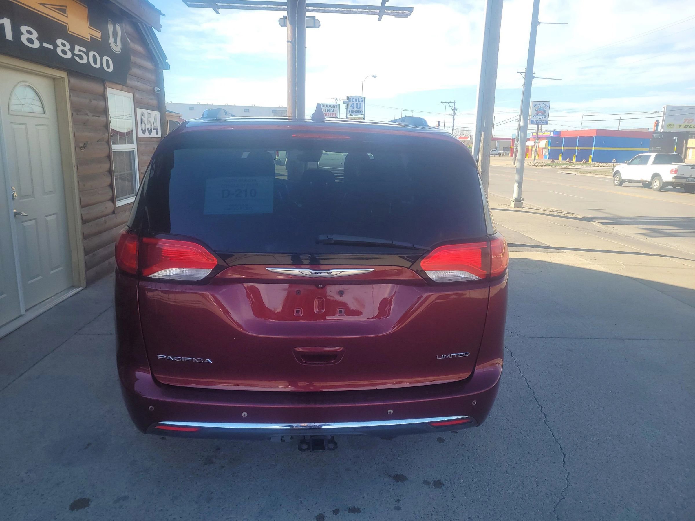 Used 2017 Chrysler Pacifica Limited w/ UConnect Theater Package image 4
