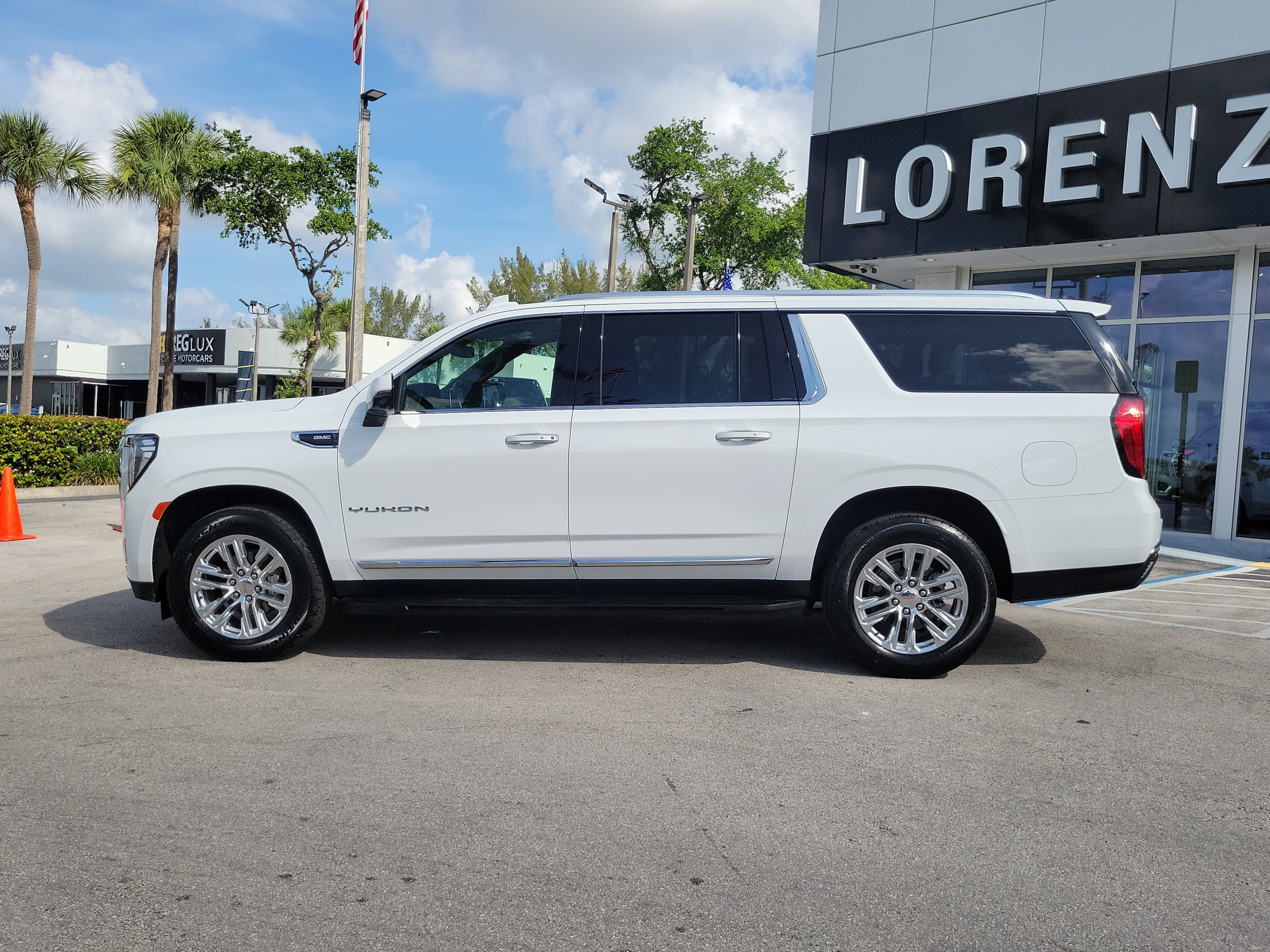 Used 2024 GMC Yukon XL SLT w/ SLT Premium Package RWD image 8