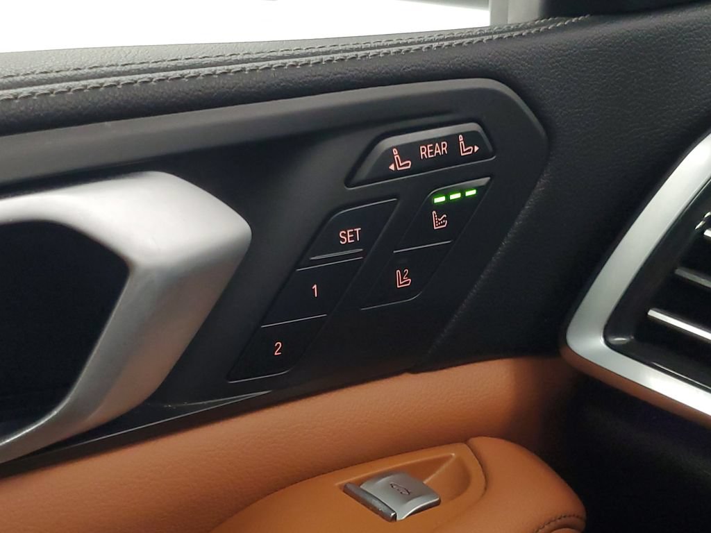 Used 2019 BMW X7 xDrive50i w/ M Sport Package AWD/4WD image 16