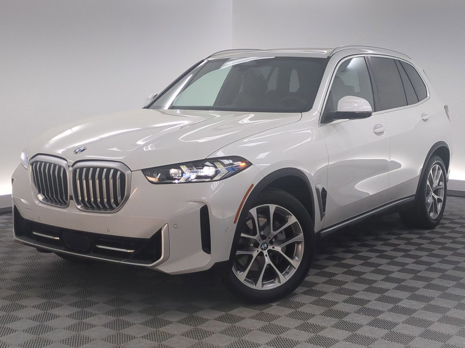 Used 2024 BMW X5 xDrive40i w/ Premium Package image 1