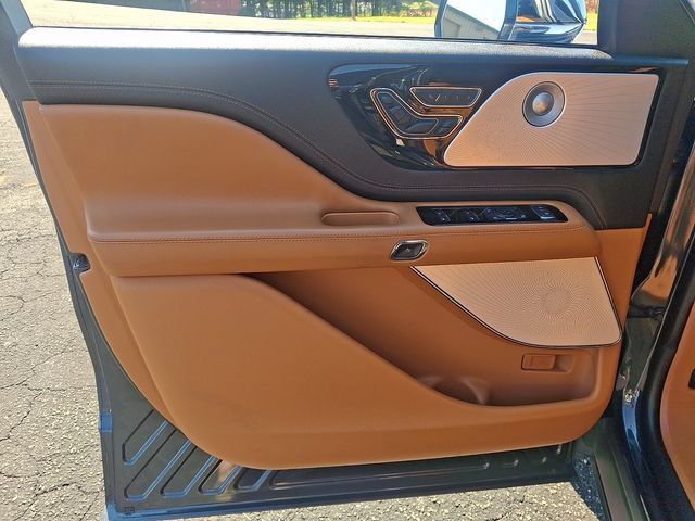 Used 2022 Lincoln Aviator Black Label w/ Dynamic Handling Package AWD/4WD image 12