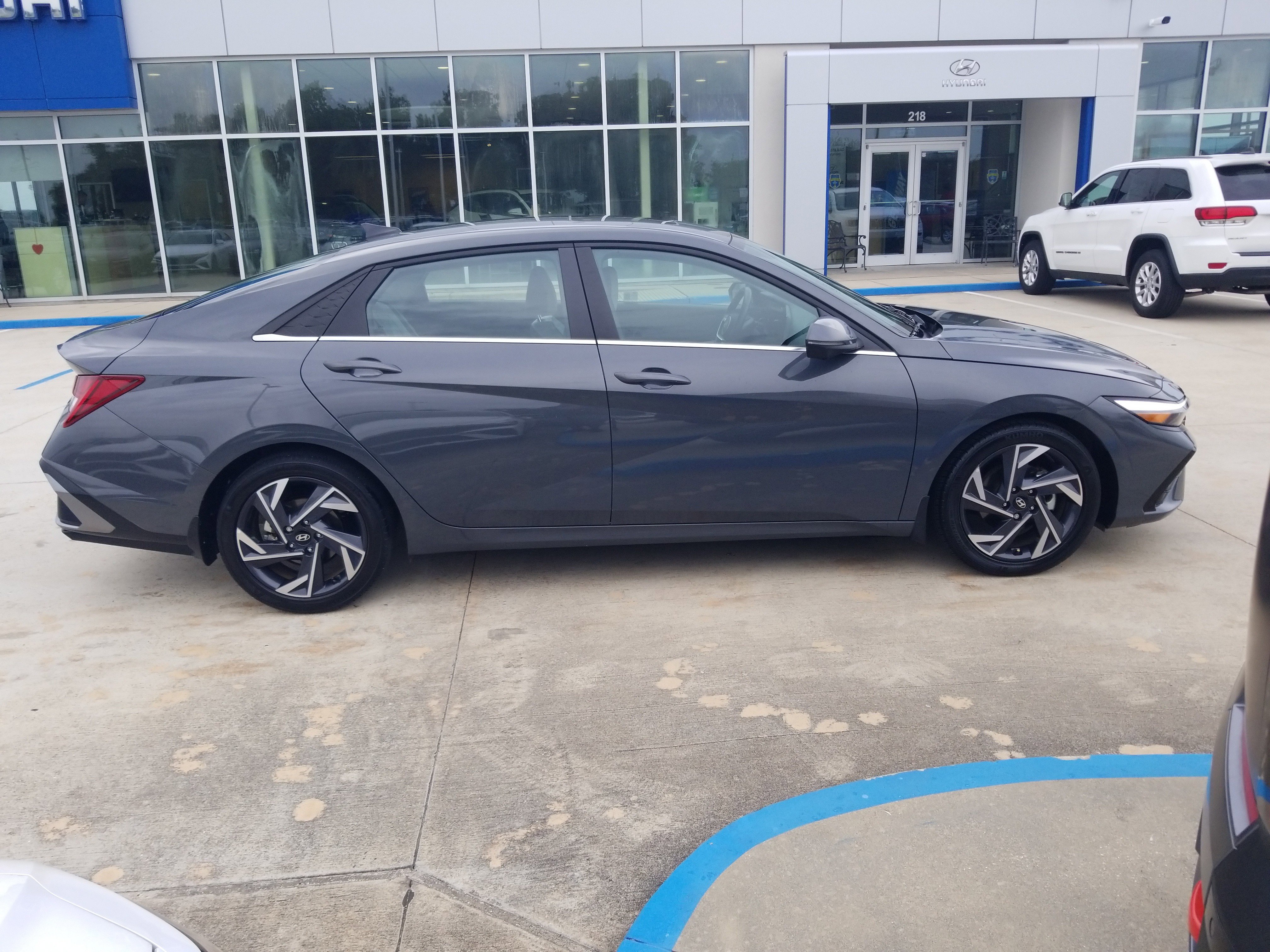 Used 2024 Hyundai Elantra Limited FWD image 8