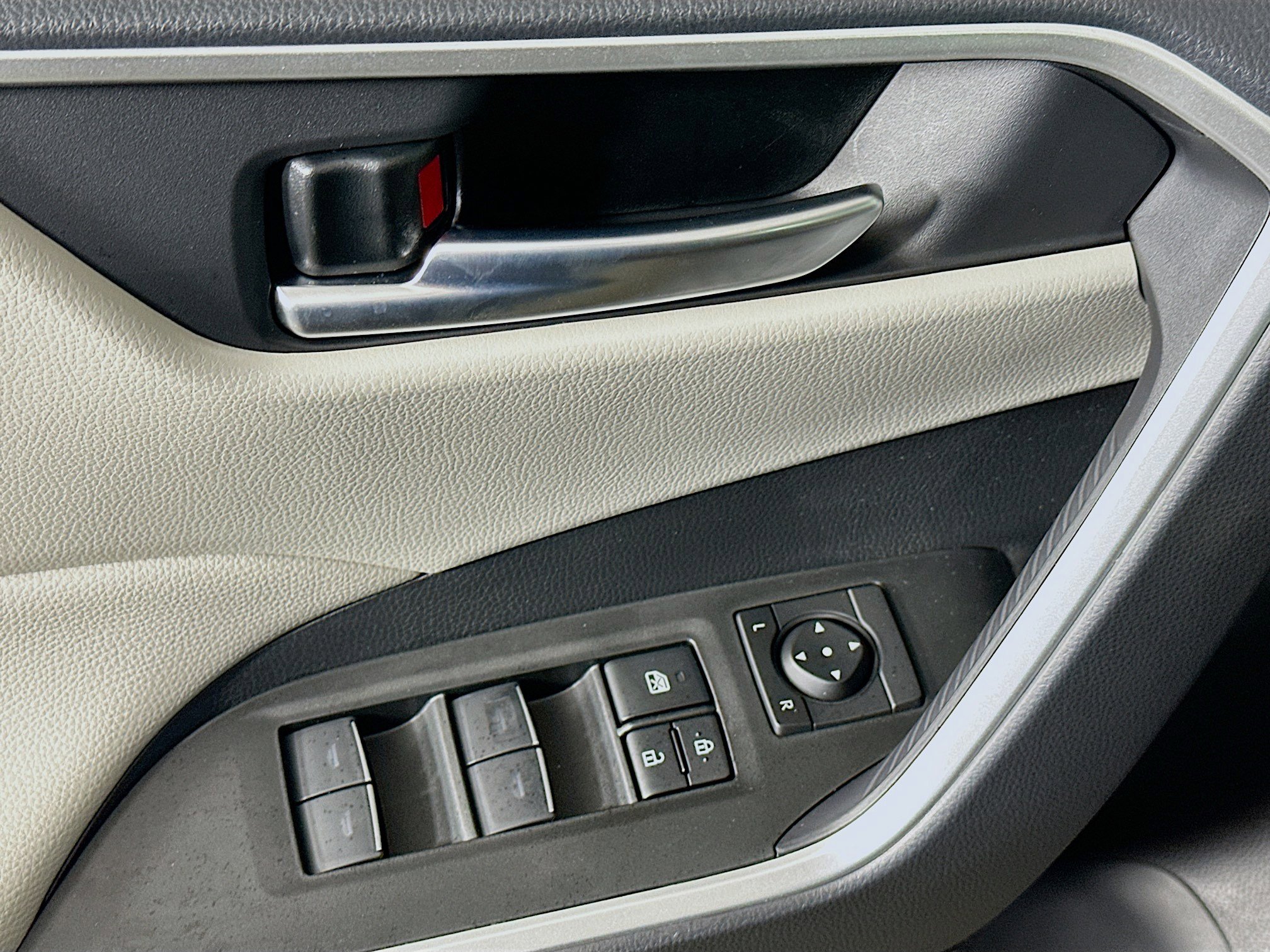 Used 2025 Toyota RAV4 XLE w/ Convenience Package FWD image 15
