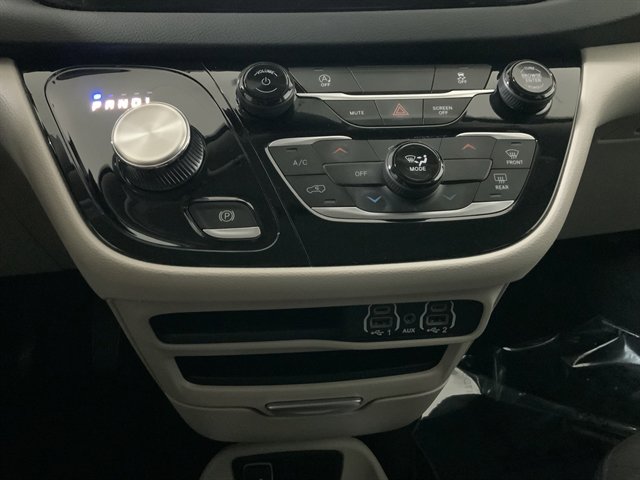 Used 2023 Chrysler Voyager LX image 35