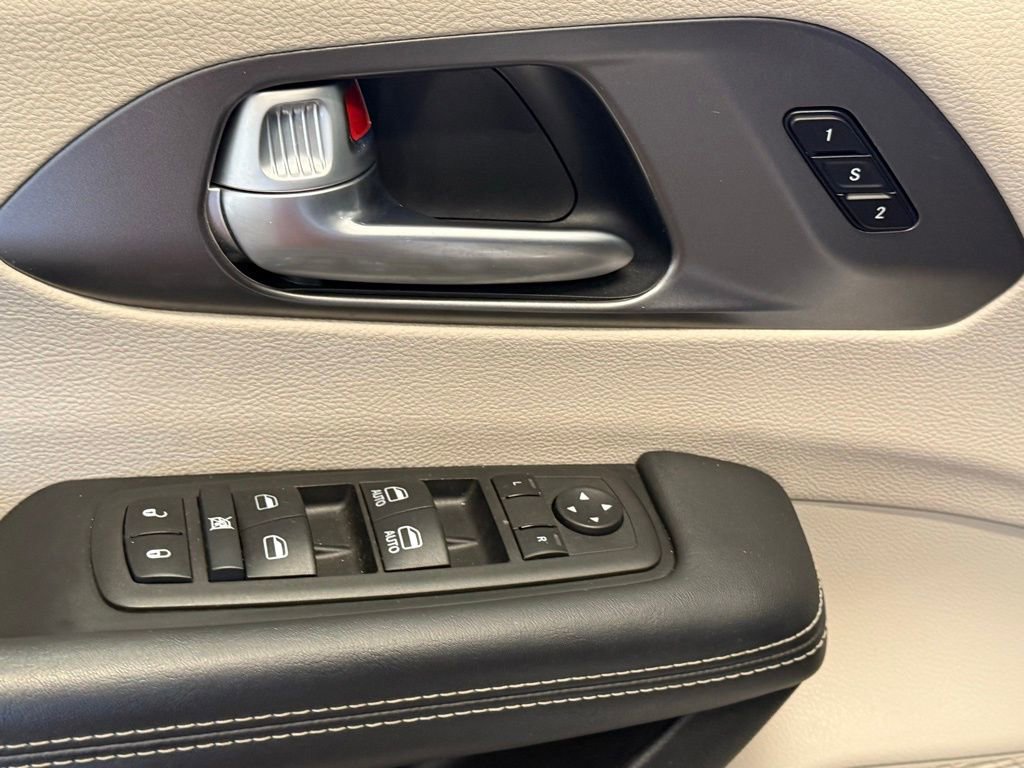 Used 2024 Chrysler Pacifica Touring-L image 22