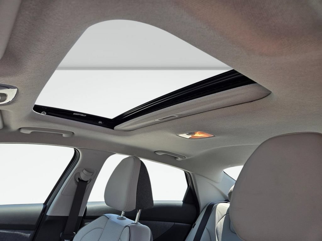 Certified 2025 Hyundai Elantra Limited FWD image 16
