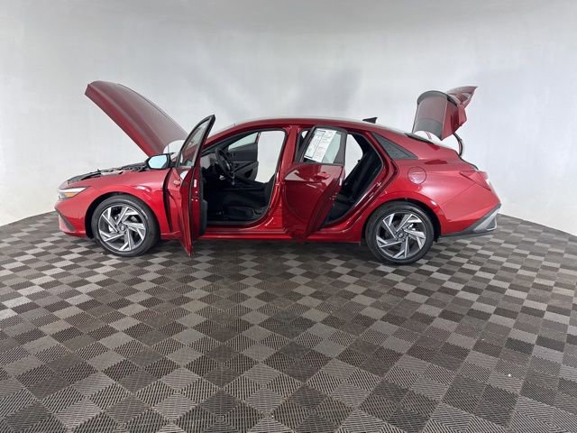 Used 2025 Hyundai Elantra SEL FWD image 12